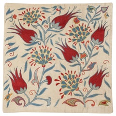 Moderner 19 Zoll x 19 Zoll großer Kissenbezug aus Seide. Besticktes Kissen. New Throw Pillow