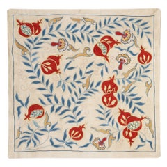 Moderner 20 Zoll x 20 Zoll großer Kissenbezug aus Seide. Besticktes Kissen. New Throw Pillow