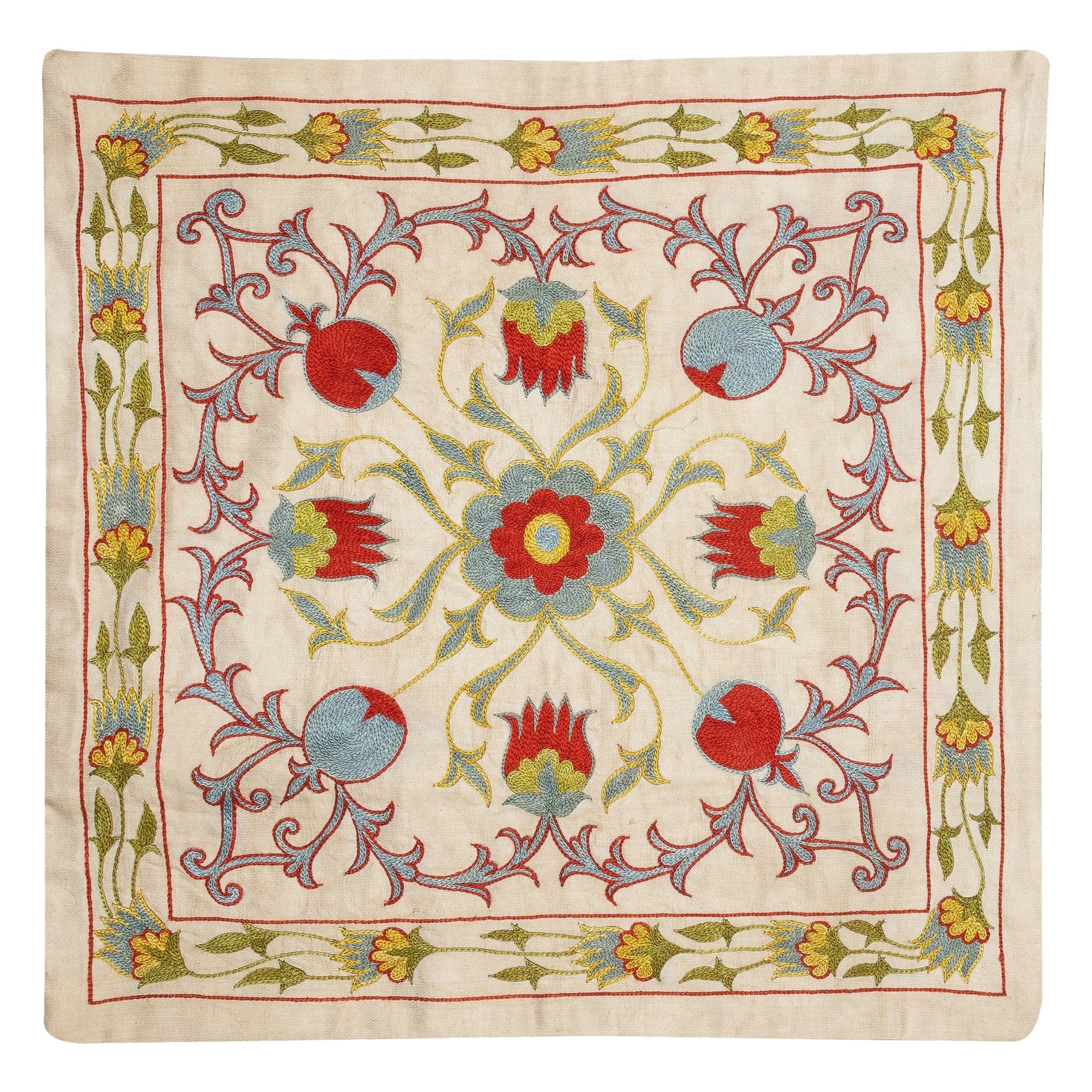 Housse d'oreiller brodée 20 "x20". Décoration intérieure Boho & Chic. Housse de coussin tout en soie en vente
