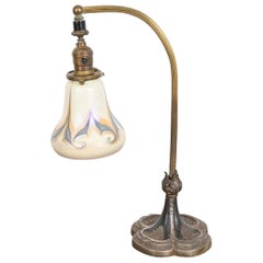 Antike Jugendstil-Schreibtischlampe im Tiffany Studios-Stil mit Quezal-Kunstglasschirm