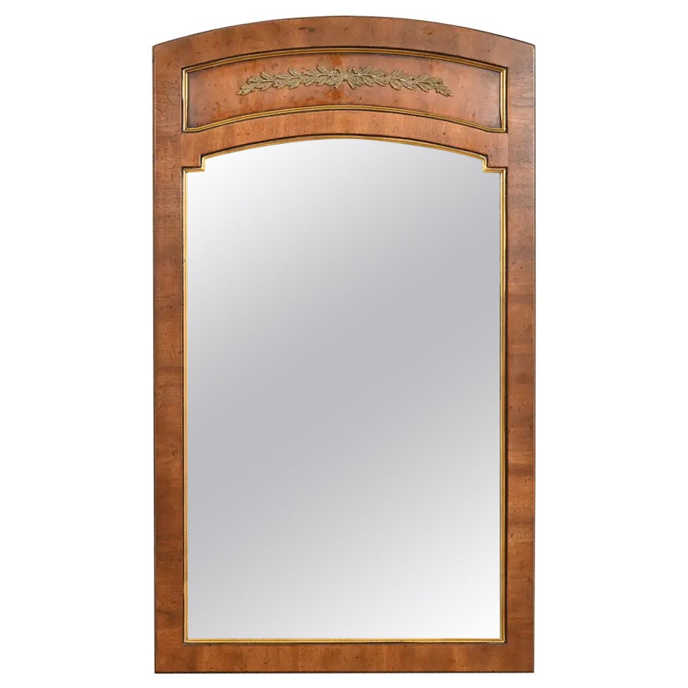 Espejo de pared Henredon de la Regencia Francesa Luis XVI de nogal y latón, circa años 70