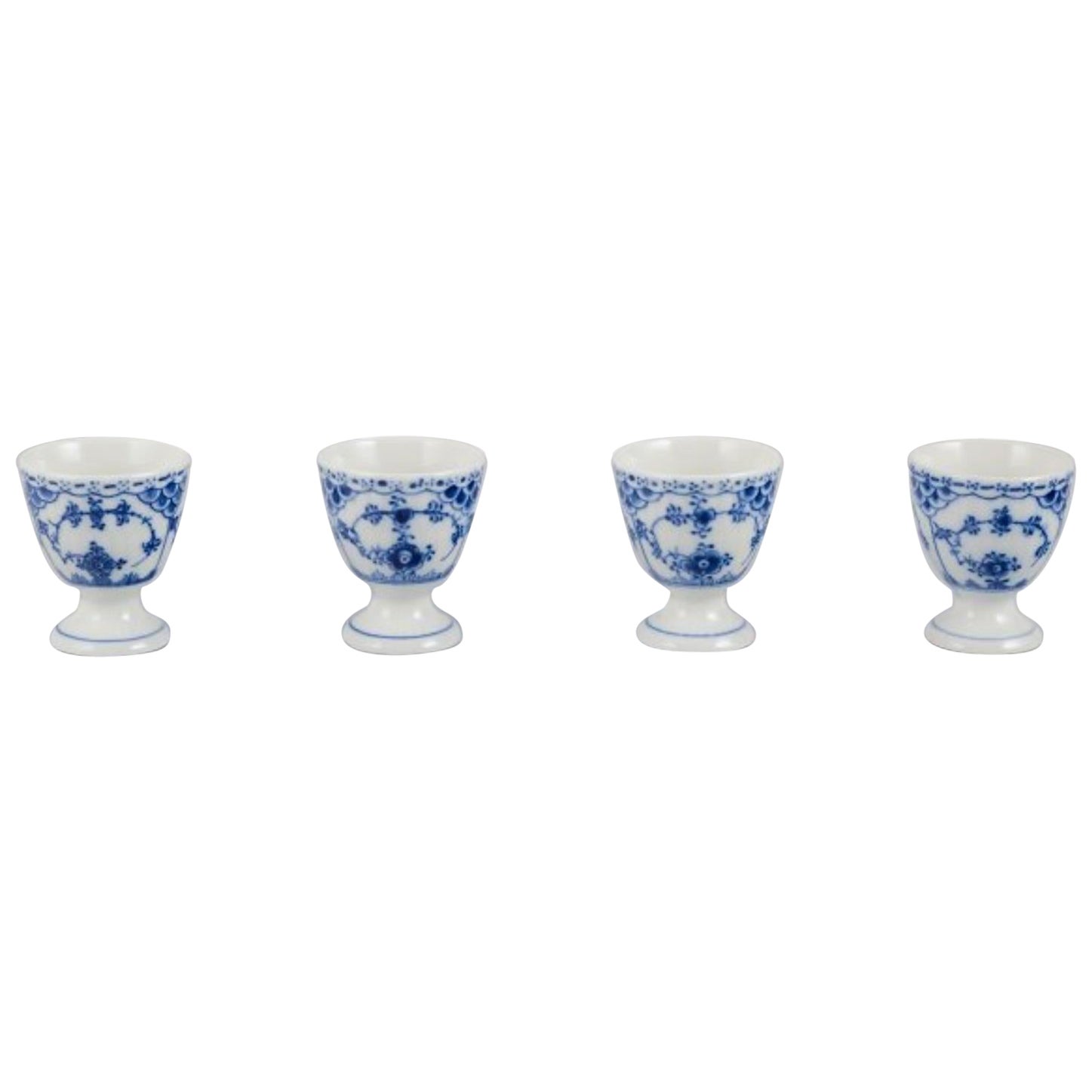 Royal Copenhagen Blue Fluted Half Lace, set di quattro portauovo in porcellana.