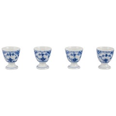 Royal Copenhagen Blue Fluted Half Lace, set di quattro portauovo in porcellana.