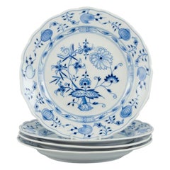 Meissen, Germania. Set di quattro piatti da portata in porcellana con motivo Blue Onion.