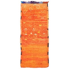 Petit tapis marocain vintage Boujaad en couleurs variées de safran et d'orange