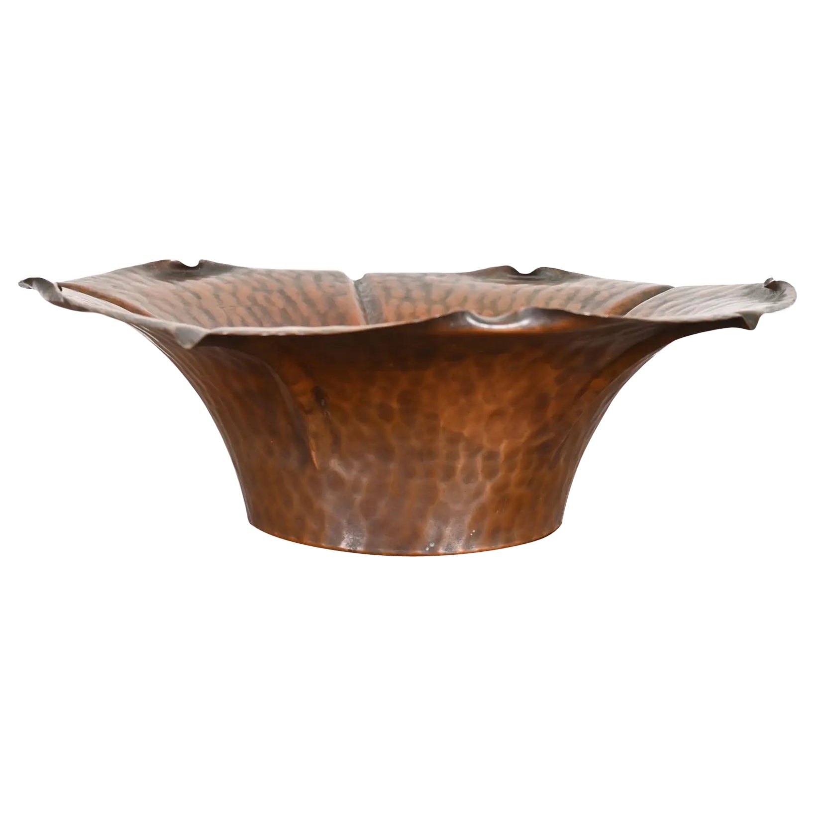 Frutero de cobre martillado con forma de flor estilo Arts & Crafts Roycroft