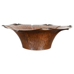 Frutero de cobre martillado con forma de flor estilo Arts & Crafts Roycroft