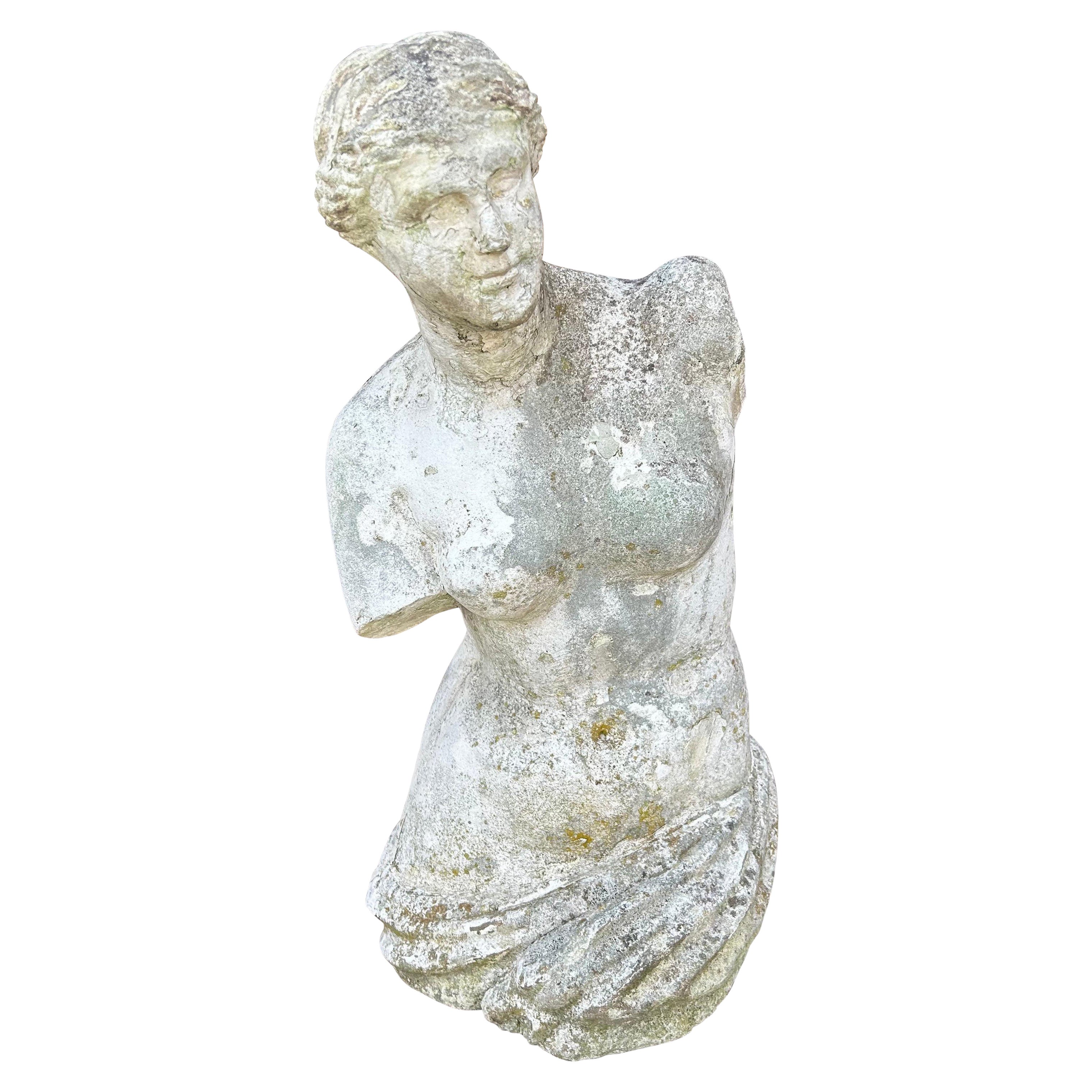Statue de Vénus dans un jardin français