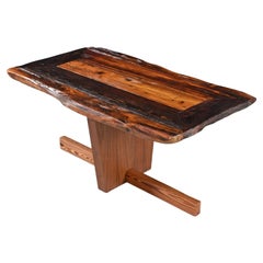 Mesa de centro rústica de cantos vivos de madera de pino estilo Nakashima hecha a medida