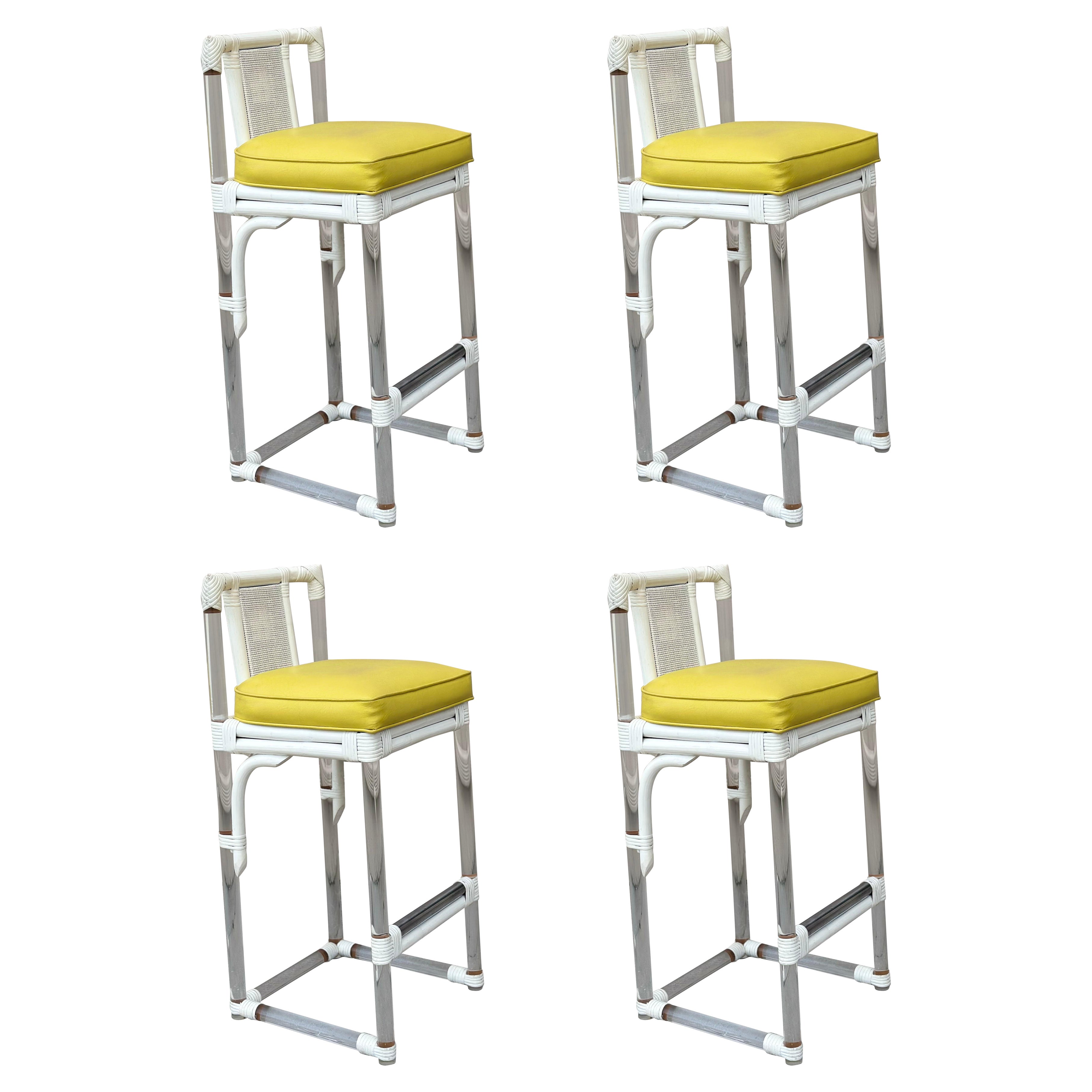 1970s Organic Modern Lucite & White Rattan Barstools mit Cane Backs - Set von 4 im Angebot