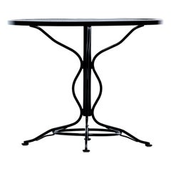 Table en fer forgé noir de style The Moderns avec base et repose-pieds sculpturaux