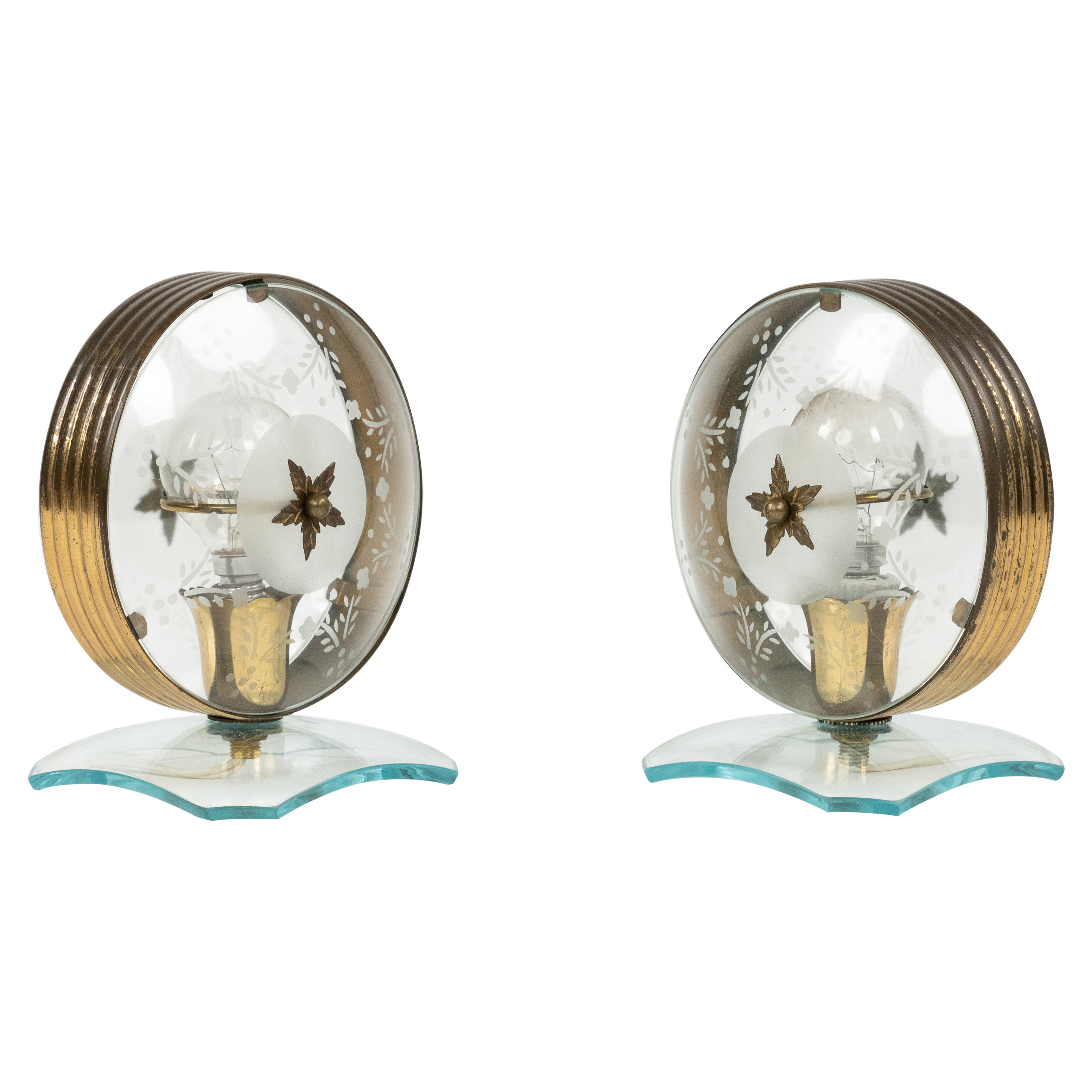 Coppia di lampade da tavolo del Medioevo in ottone e vetro in stile Fontana Arte, Italia anni '50