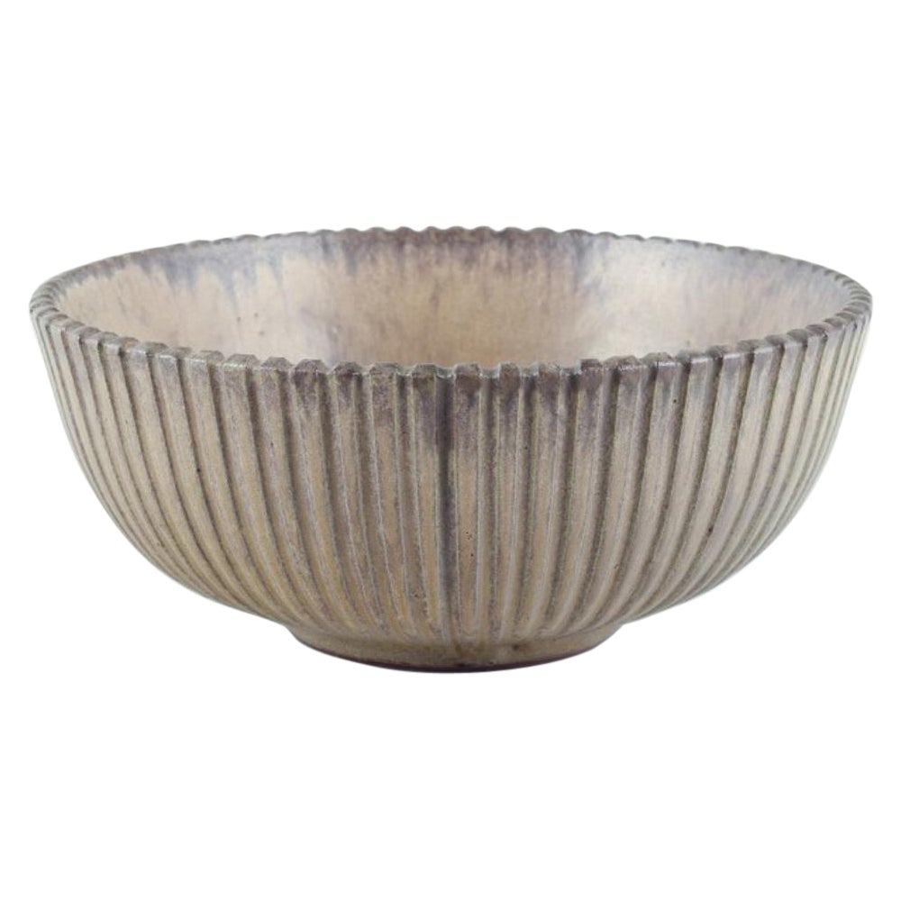 Arne Bang (1901-1983), Denmark. Bowl in glazed ceramic with grooved body.