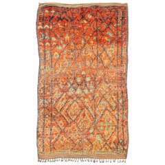 Tapis marocain Beni Mklid vintage avec motif tribal sous-géométrique