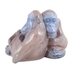 Knud Kyhn für Royal Copenhagen. Seltene Porzellanfigur von zwei Orang-Utans.