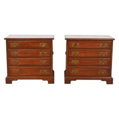 Pareja de mesillas de noche georgianas de madera maciza de cerezo Henkel Harris