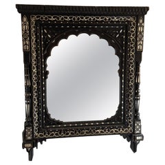 Miroir indien, bois ébonisé, os et nacre, C.C.