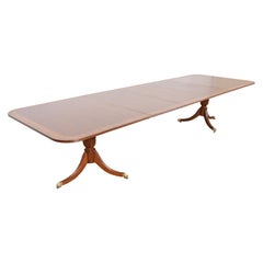 Baker Furniture Stil Georgianischer Esstisch aus Mahagoni mit Bändern auf Sockel, neu lackiert