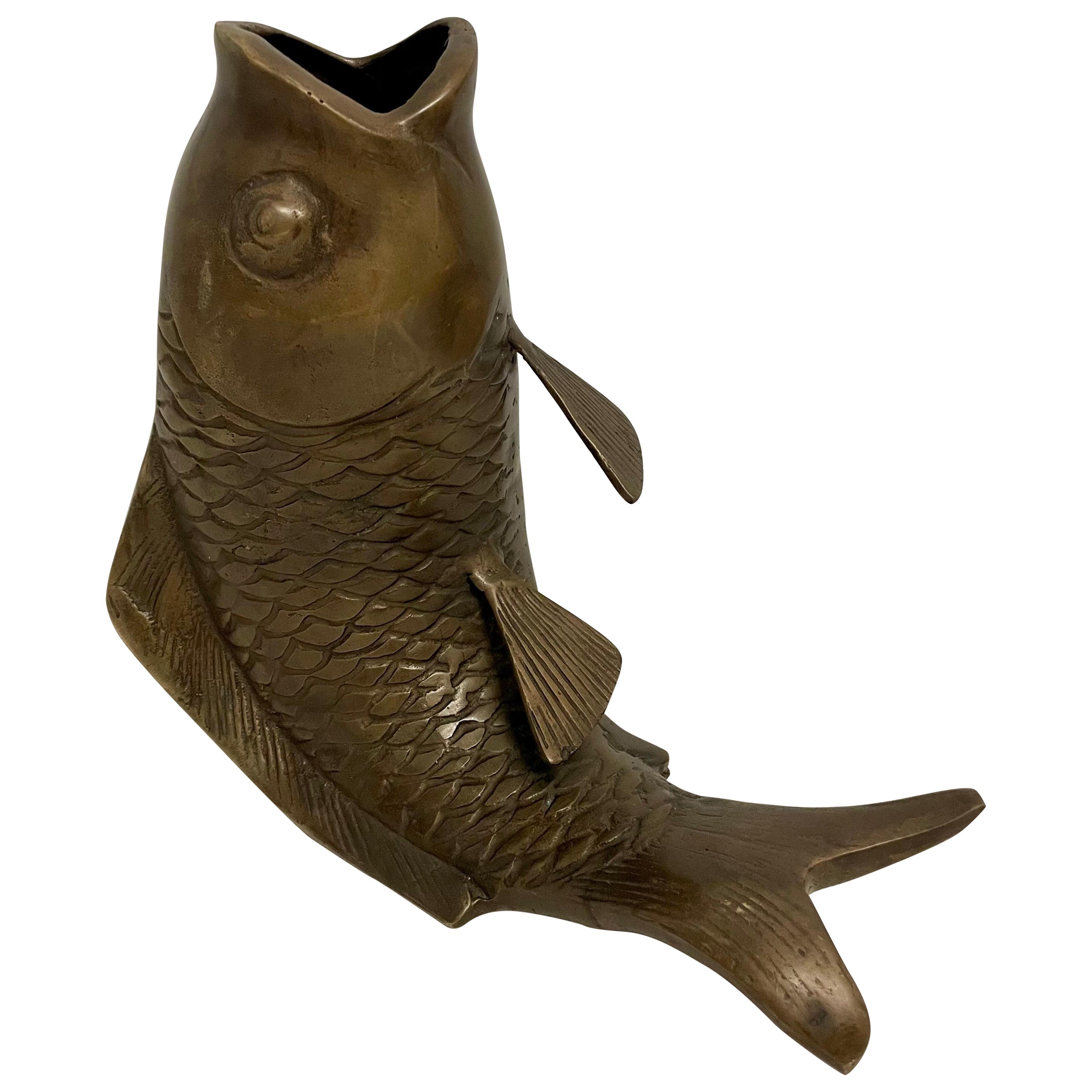 Escultura de bronce de un pez koi Jarrón