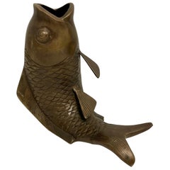 Sculpture en bronze d'un vase Koi