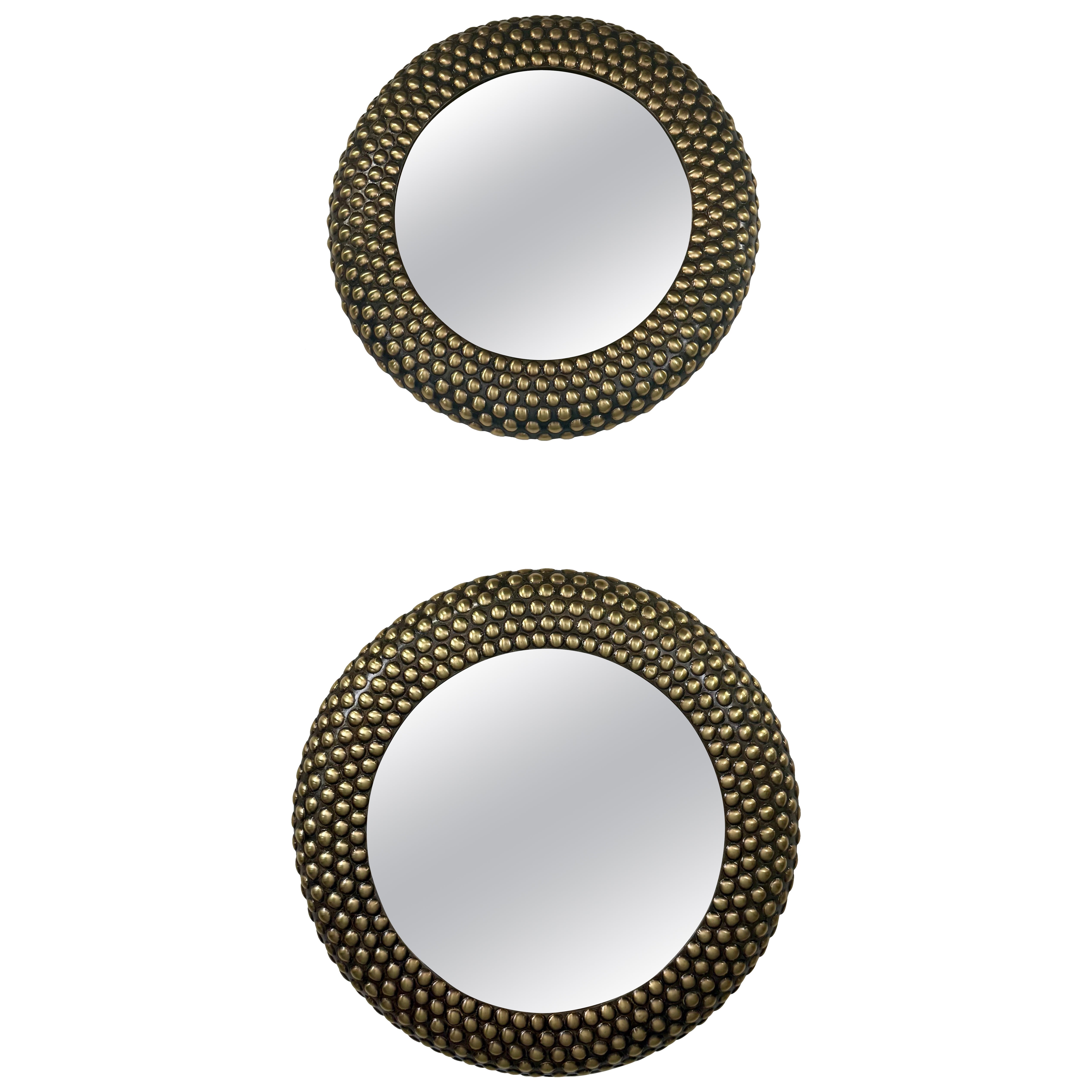 Miroir rond clouté de style brutaliste, combinable en vente