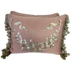 Coppia di cuscini ricamati in seta rosa con frange di nappe