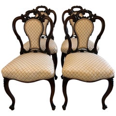 Ensemble de 4 chaises de salle à manger en palissandre sculpté de l'époque victorienne, de qualité exceptionnelle