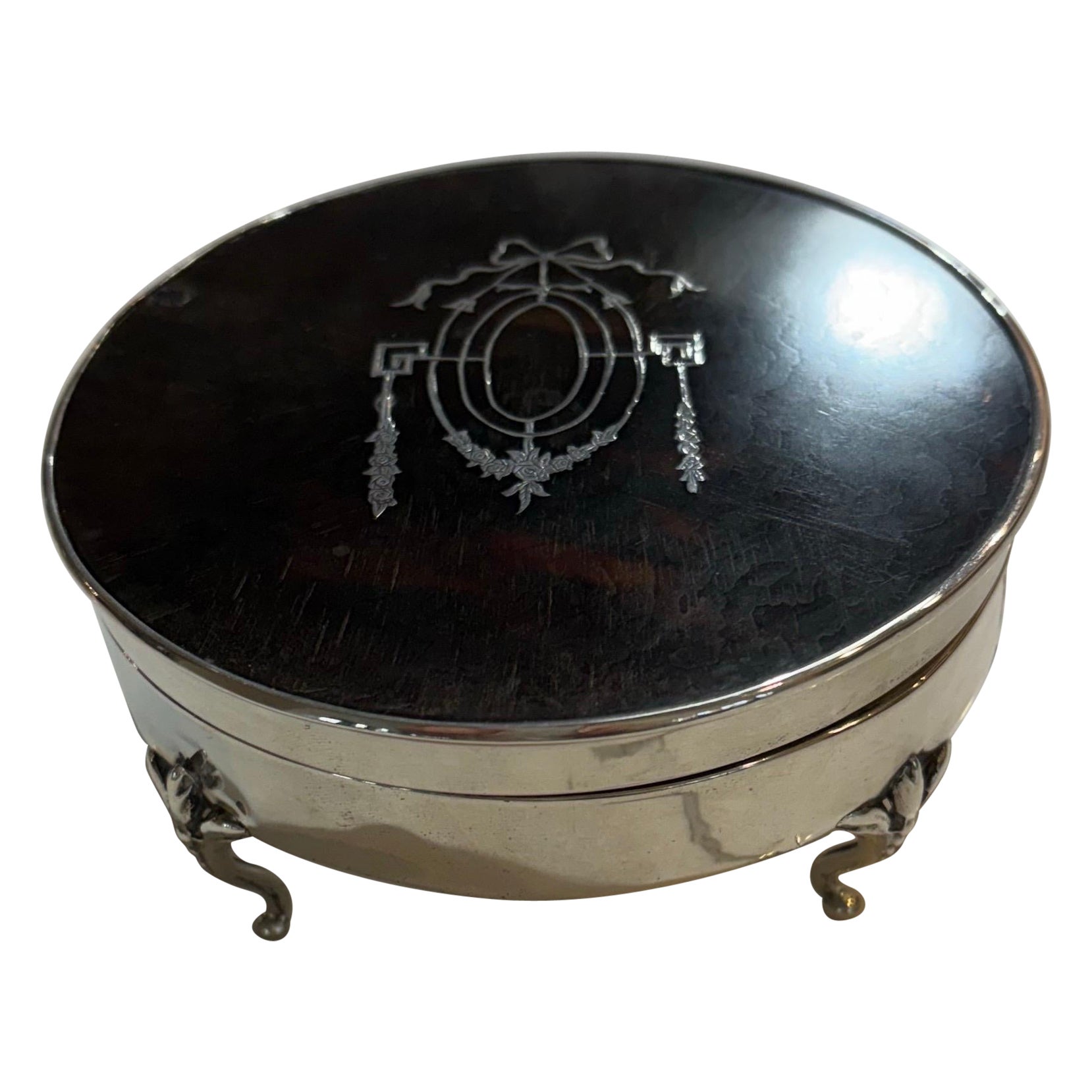 Scatola rotonda in guscio di tartaruga del XIX secolo con bordo e piedini in argento.