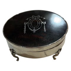 Boîte ronde en forme de coquille d'écaille de tortue du 19e siècle avec entourage en plaque d'argent et pieds.