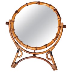 1960er Jahre Französisch Riviera Tripod Tisch Spiegel in Rattan, verstellbare kreisförmige Design