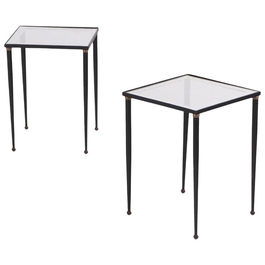 Paire de tables d'appoint en fer peint et verre.