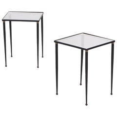Paire de tables d'appoint en fer peint et verre.