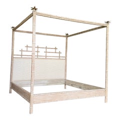 Ende des 20. Jahrhunderts Cerused Faux Bambus Baldachin König Bett W Tole Metall Blatt Finials
