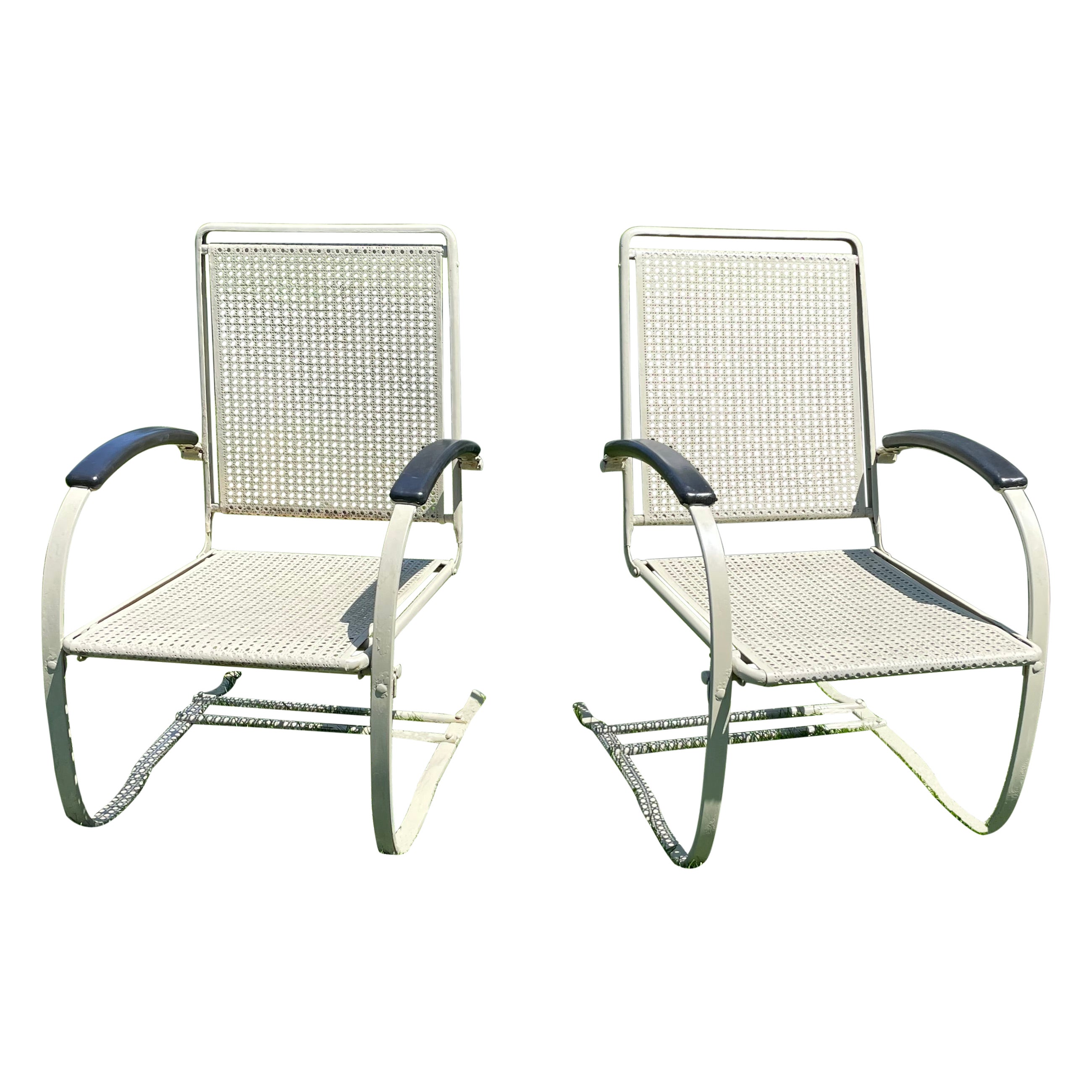 Paar der 1930er Jahre Howell Company Frühling Metall Rasen Stühle im Angebot
