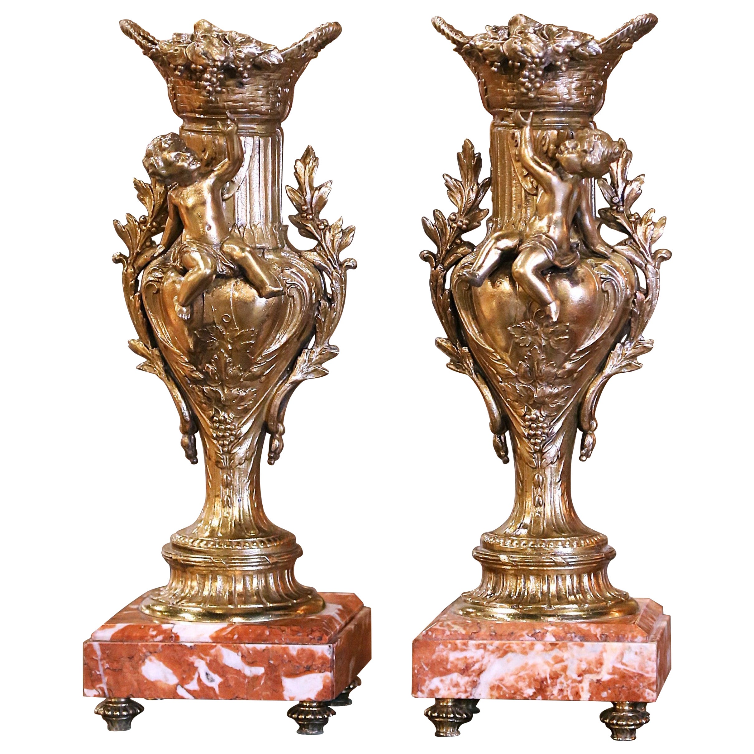 Paire de vases français du 19ème siècle en métal doré sur socle en marbre avec motifs de vignes