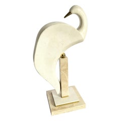 Escultura postmoderna de pájaro Smith de piedra y latón teselados