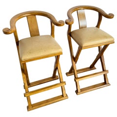 Paire de tabourets en bois et cuir de style Chinoiserie Ming par Kreiss