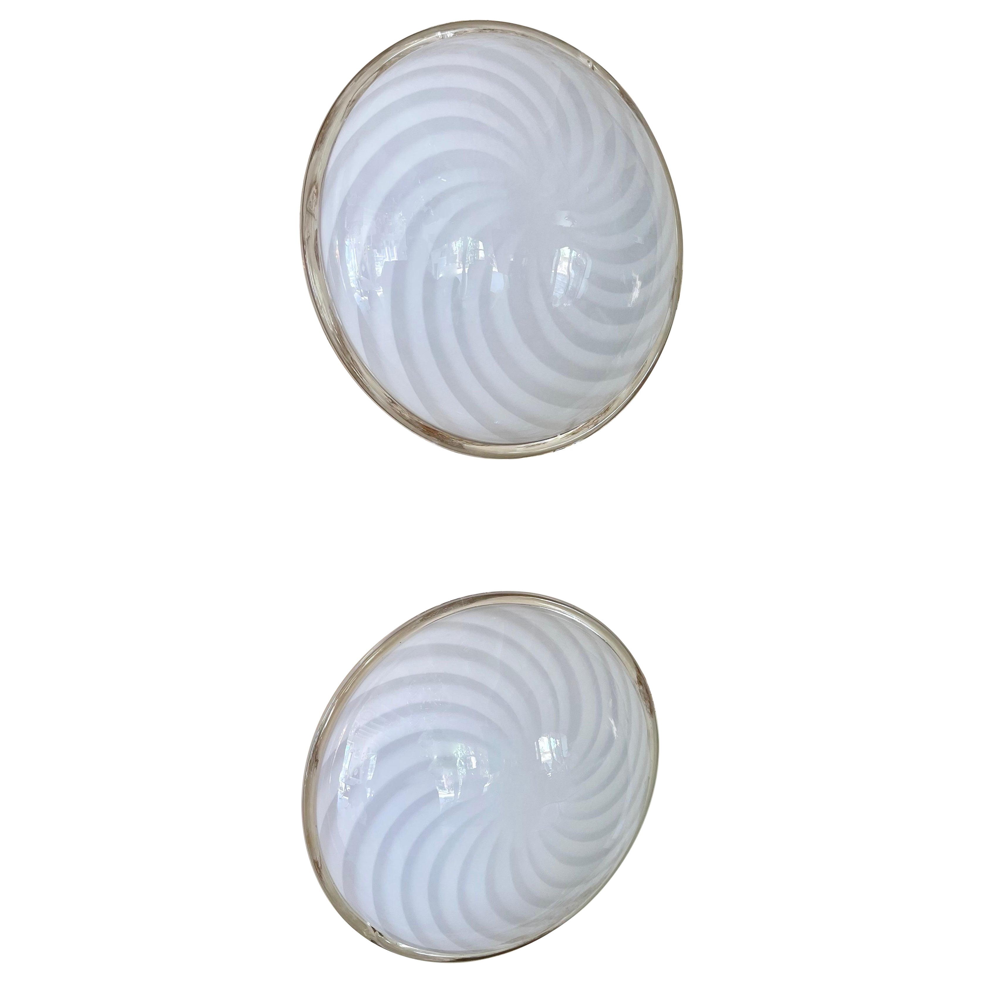 Plafón o empotrable de cristal de Murano de VM-Vetri, Italia, finales de los 70

Se trata de apliques o plafones de cristal de Murano heleptico blanco con soporte de metal pintado de blanco, procedentes de la producción de VM 