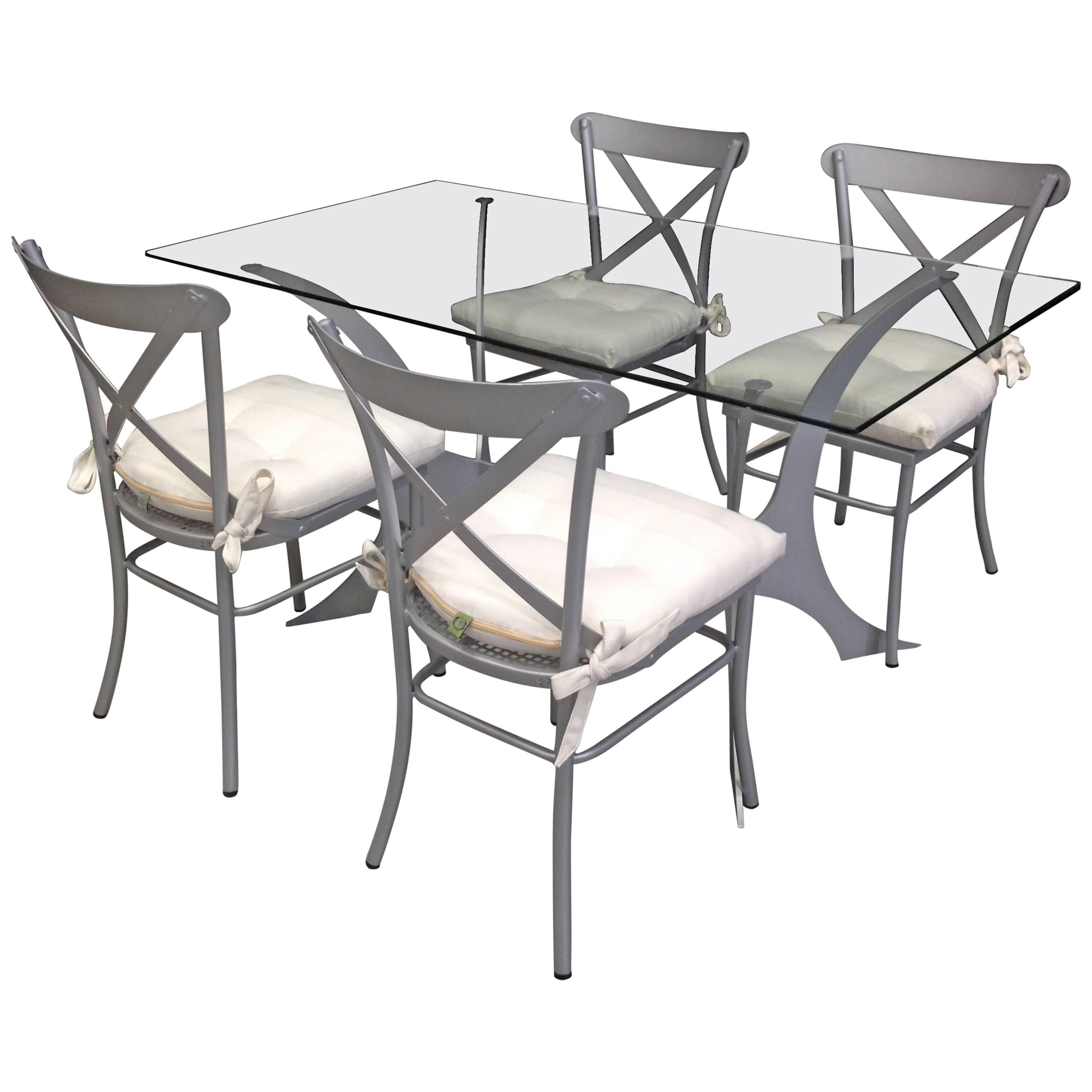 Set da pranzo in metallo e vetro. Mobili da giardino. Interno ed esterno