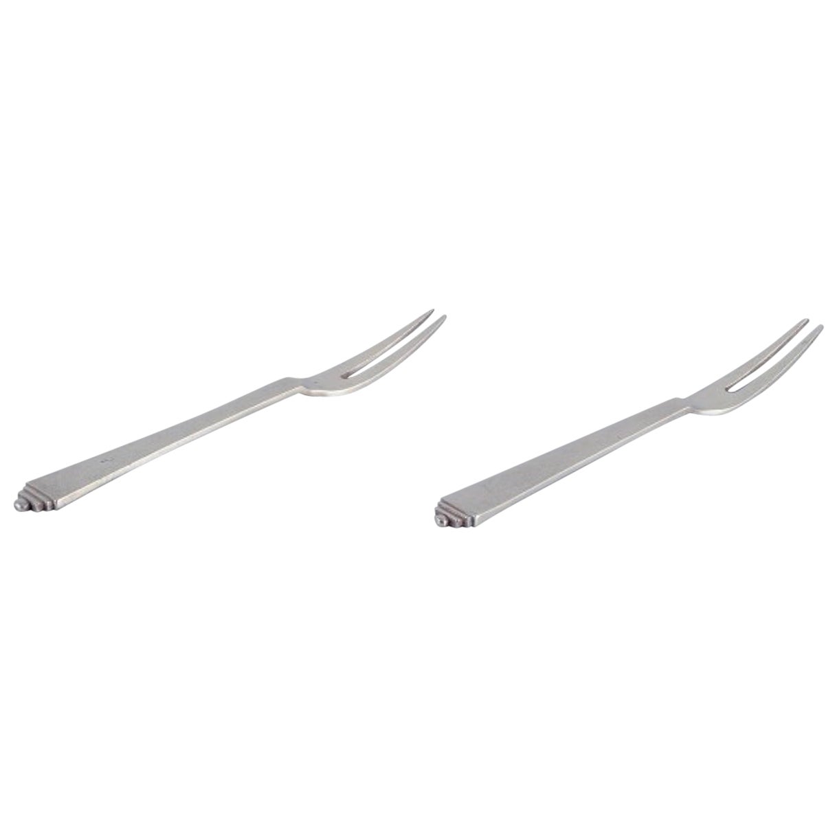 Pirámide Georg Jensen. Dos tenedores para embutidos en plata de ley.