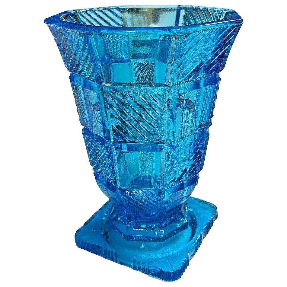 Art Deco Aquablaue Vase aus Bleiglas mit geometrischem Sockel, kariert, Art déco