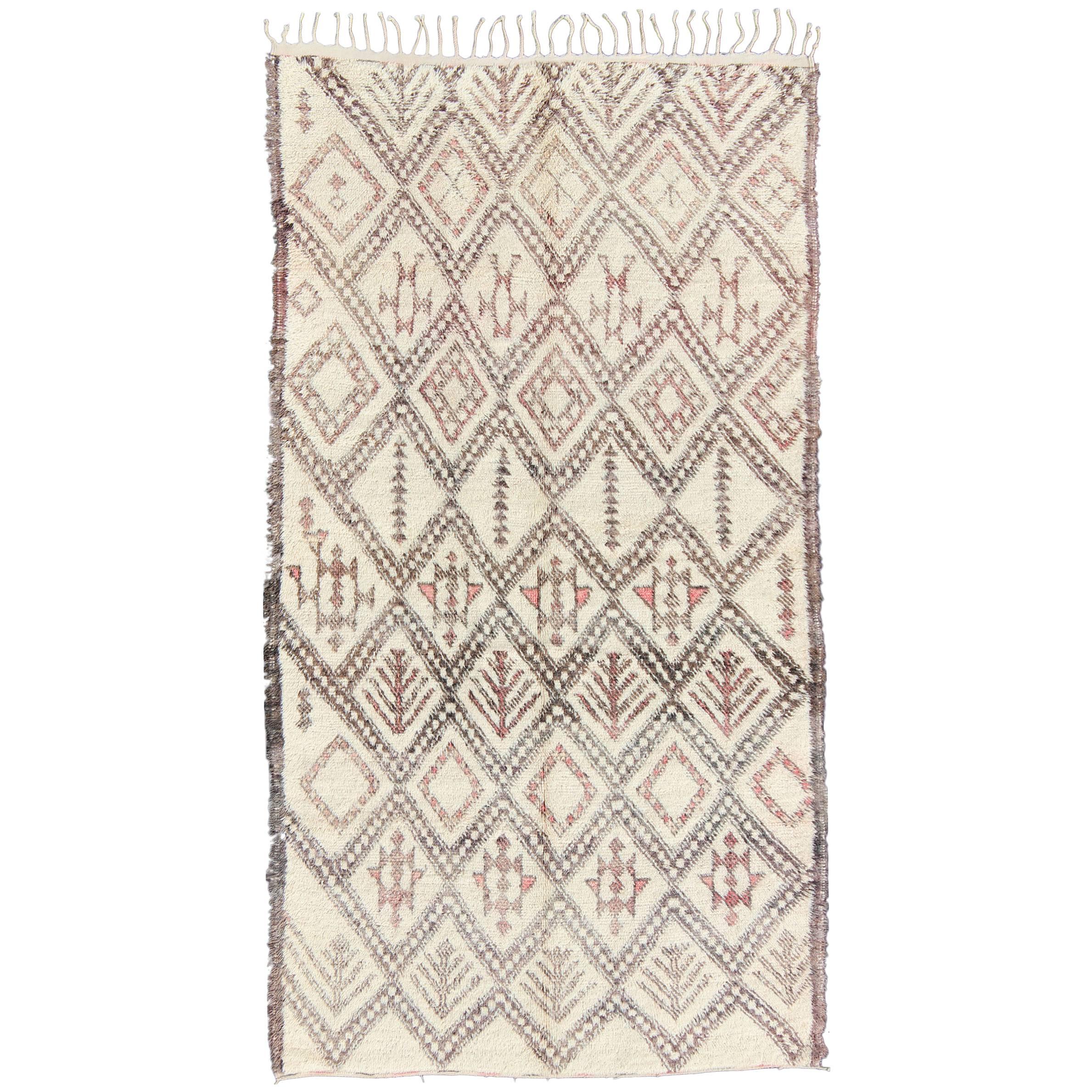 Grand tapis marocain Beni Ouarain à motif de diamants en ivoire clair, gris et rose