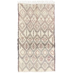 Grand tapis marocain Beni Ouarain à motif de diamants en ivoire clair, gris et rose
