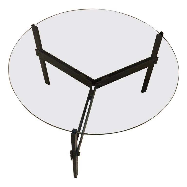 Table basse de Mathieu Mategot en fer laitonné et verre du 20ème siècle.