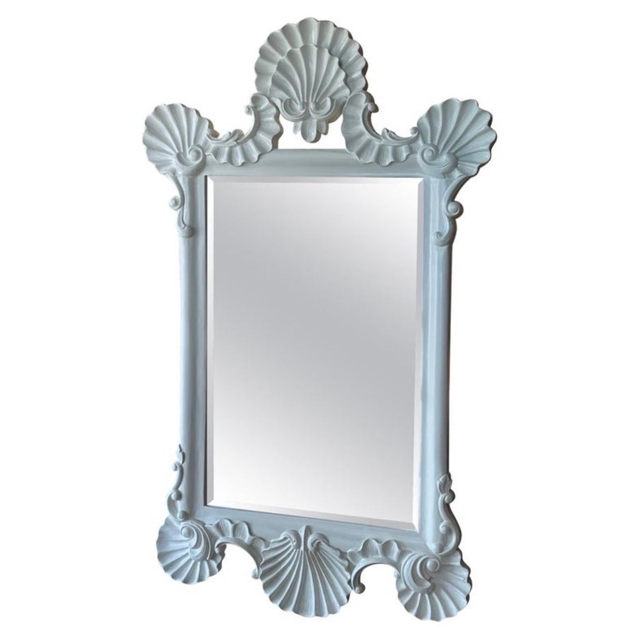 Grand miroir mural vintage de Palm Beach en satin blanc laqué avec coquillages et coquillages