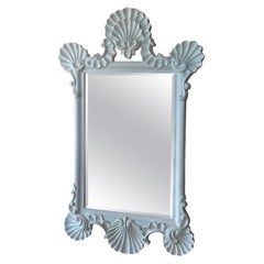 Grand miroir mural vintage de Palm Beach en satin blanc laqué avec coquillages et coquillages