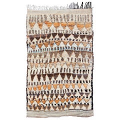 Marokkanischer Azilal-Teppich im Vintage-Stil in natürlichen Cremetönen, Browns und gedämpftem Orange