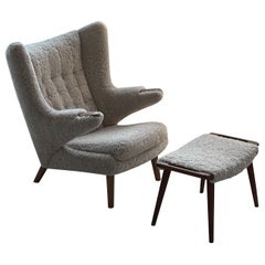 Hans Wegner Papa-Bär-Stuhl mit Hocker aus Lammfell und Wollfell