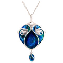 Murrle Bennett, collier pendentif en argent et émail, c1910