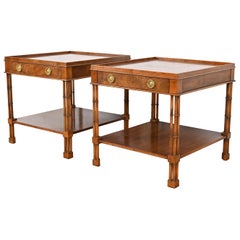 Tavolini o comodini Baker Furniture Regency in finto bambù e noce sbavato